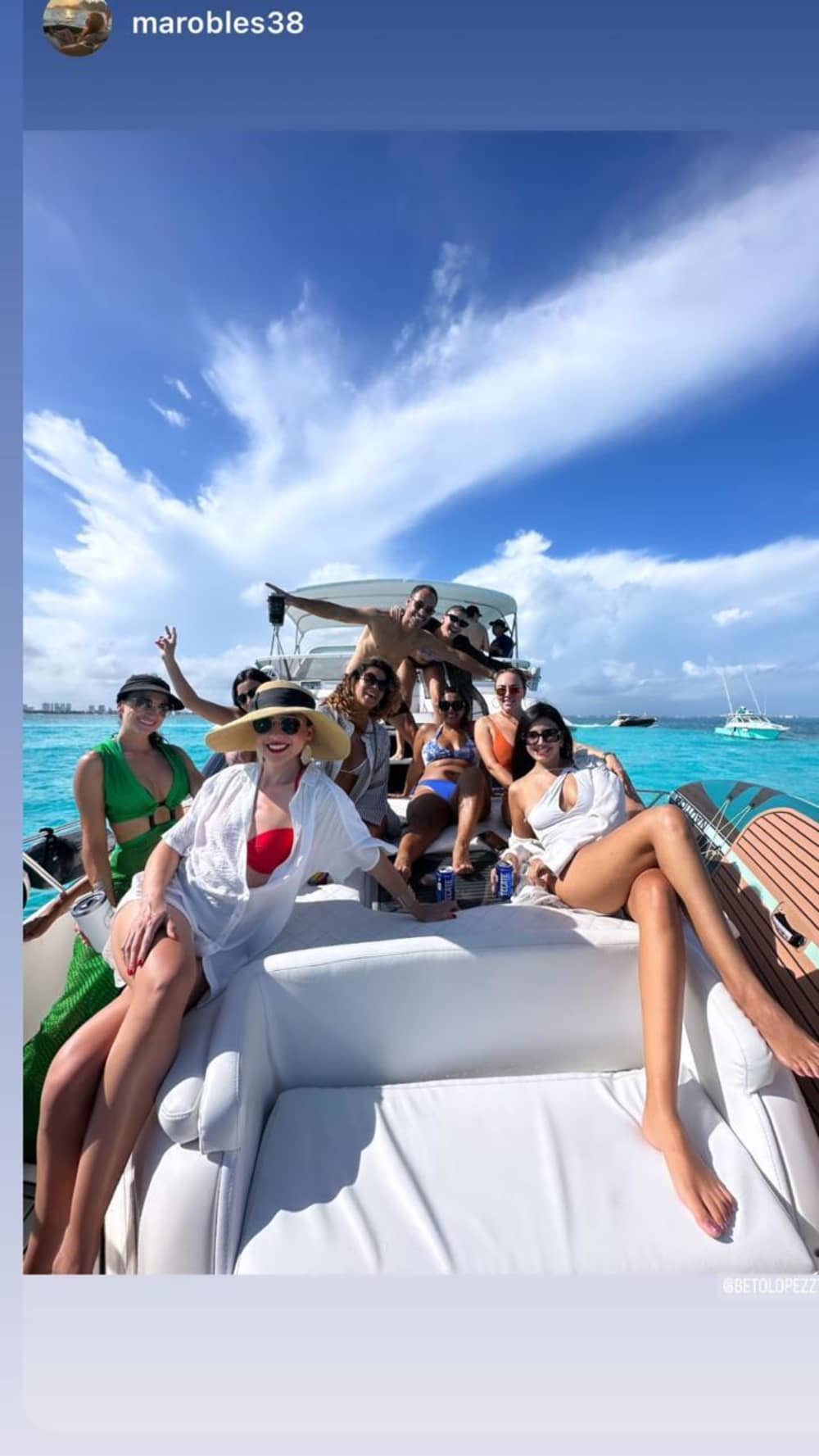 Offrez-vous une journée de luxe à Cancún sur un yacht à moteur.
