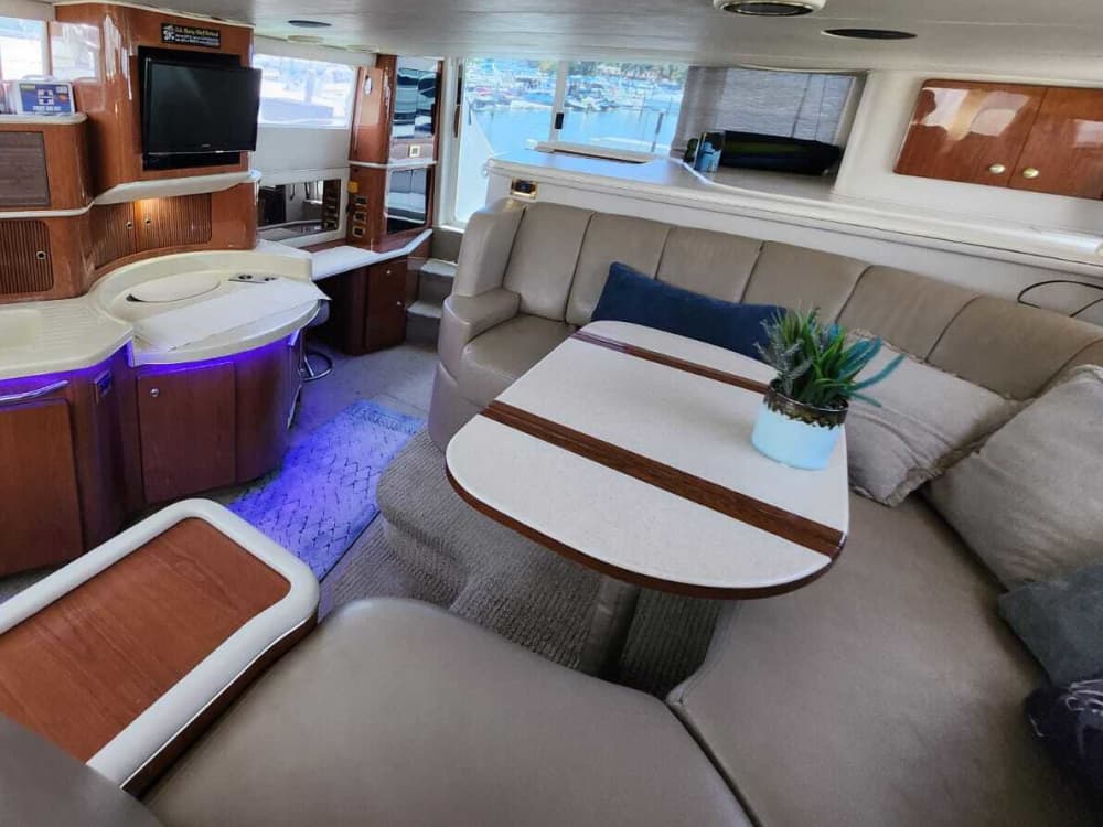 Offrez-vous une journée de luxe à Cancún sur un yacht à moteur.