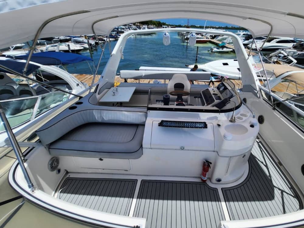 Offrez-vous une journée de luxe à Cancún sur un yacht à moteur.