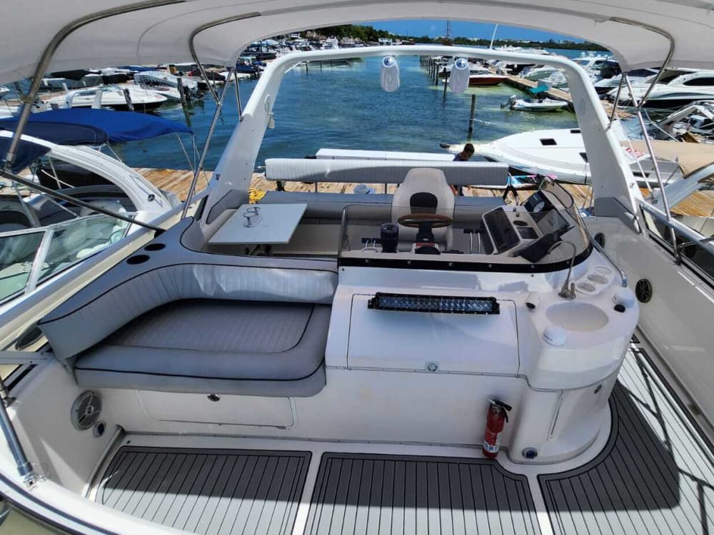 Offrez-vous une journée de luxe à Cancún sur un yacht à moteur.