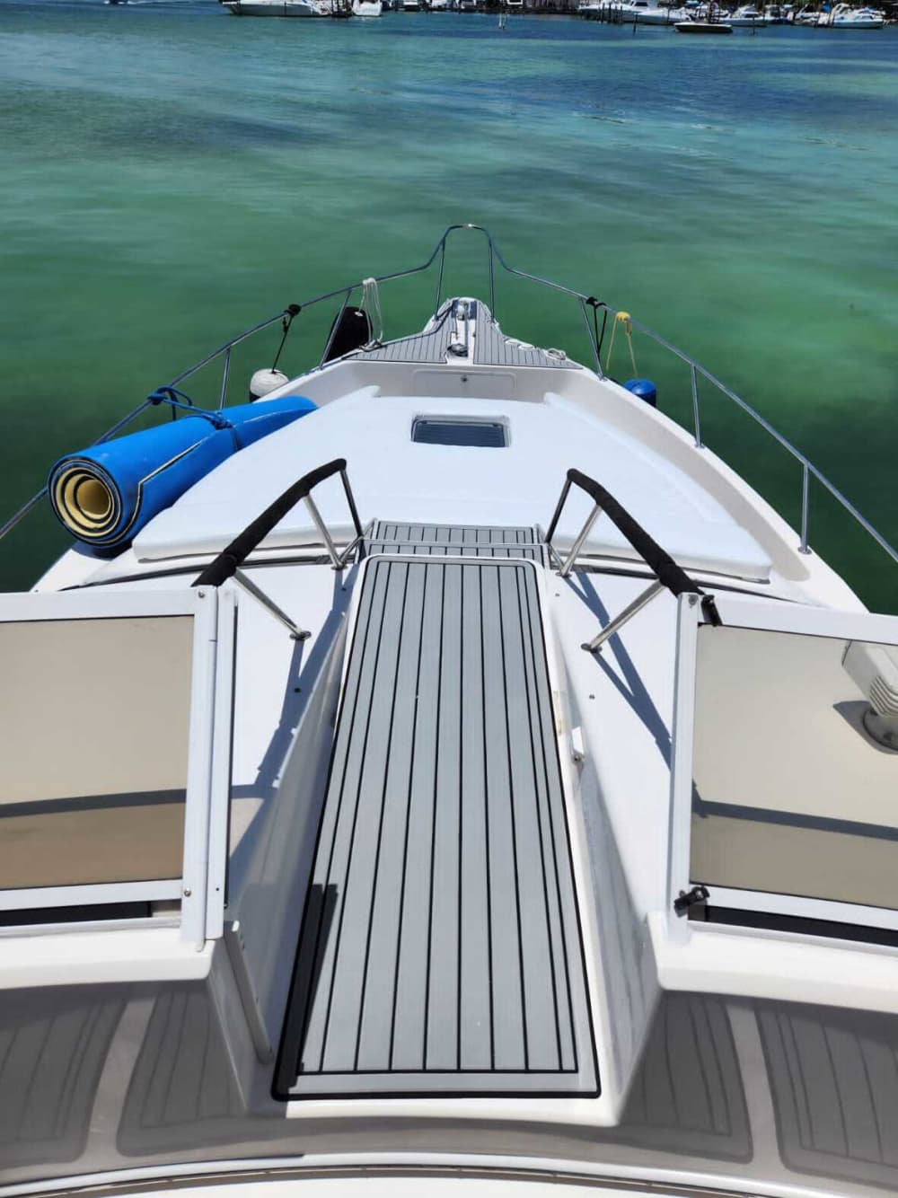 Offrez-vous une journée de luxe à Cancún sur un yacht à moteur.