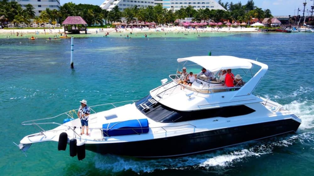 Offrez-vous une journée de luxe à Cancún sur un yacht à moteur.