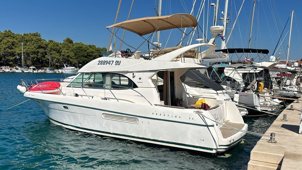 Excursión privada en barco alrededor de Supetar a bordo de una lancha motora.