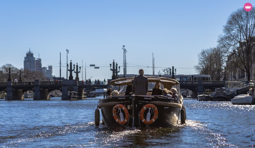 Vea lo mejor de Ámsterdam desde el agua: crucero privado guiado de 2 horas