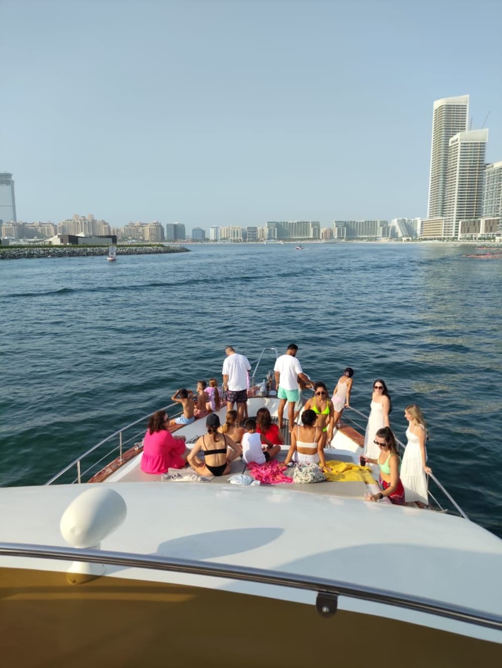 Profitez d'une croisière en méga-yacht dans la marina de Dubaï