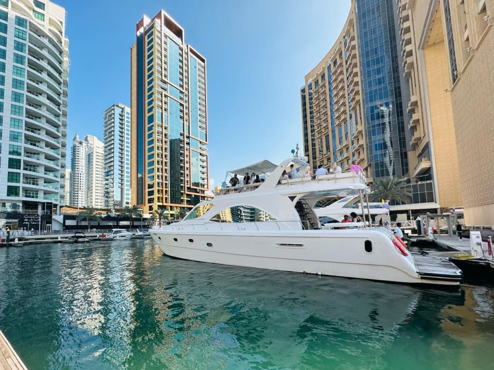 Profitez d'une croisière en méga-yacht dans la marina de Dubaï