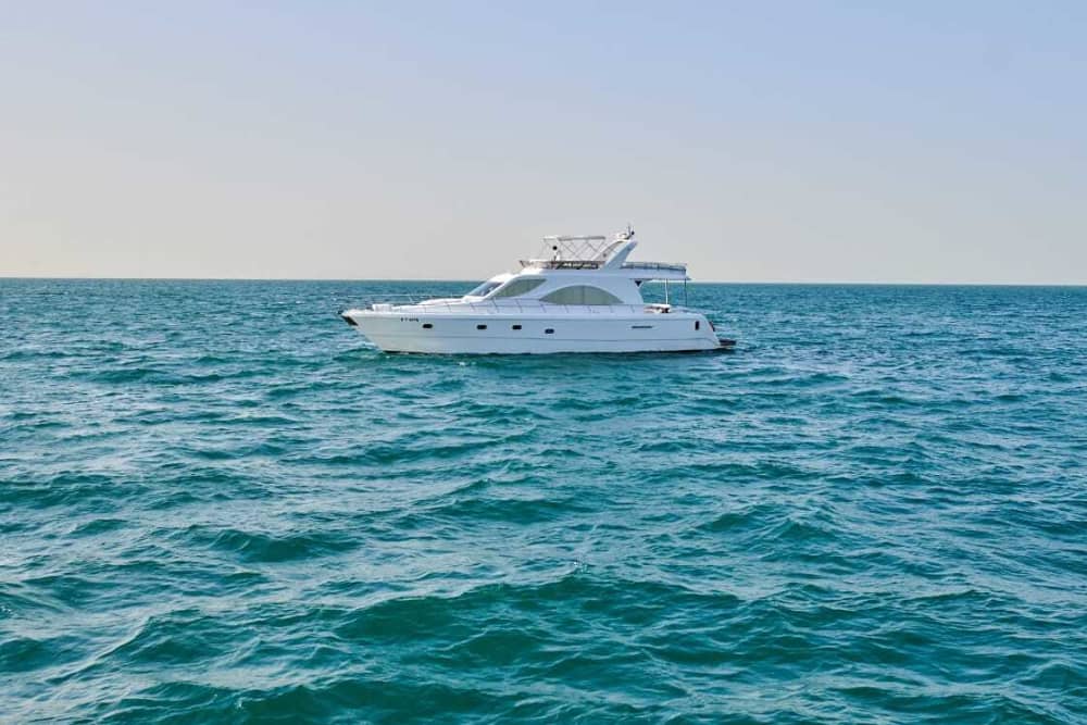 Profitez d'une croisière en méga-yacht dans la marina de Dubaï
