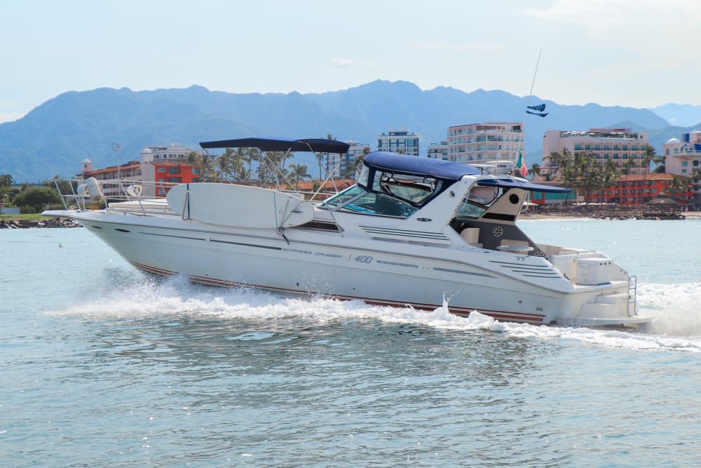 Sea, Love & Sun: A full day of emotions on a motorboat