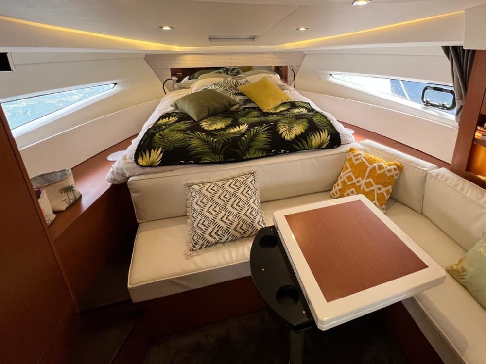 Alquila una lancha motora para 4 horas de diversión.