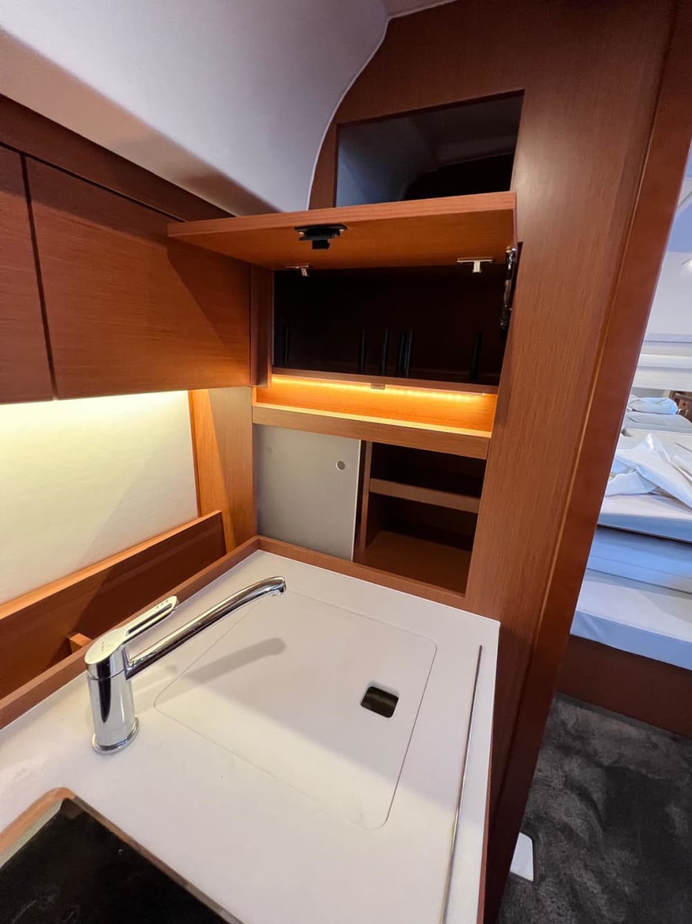 Alquila una lancha motora para 4 horas de diversión.