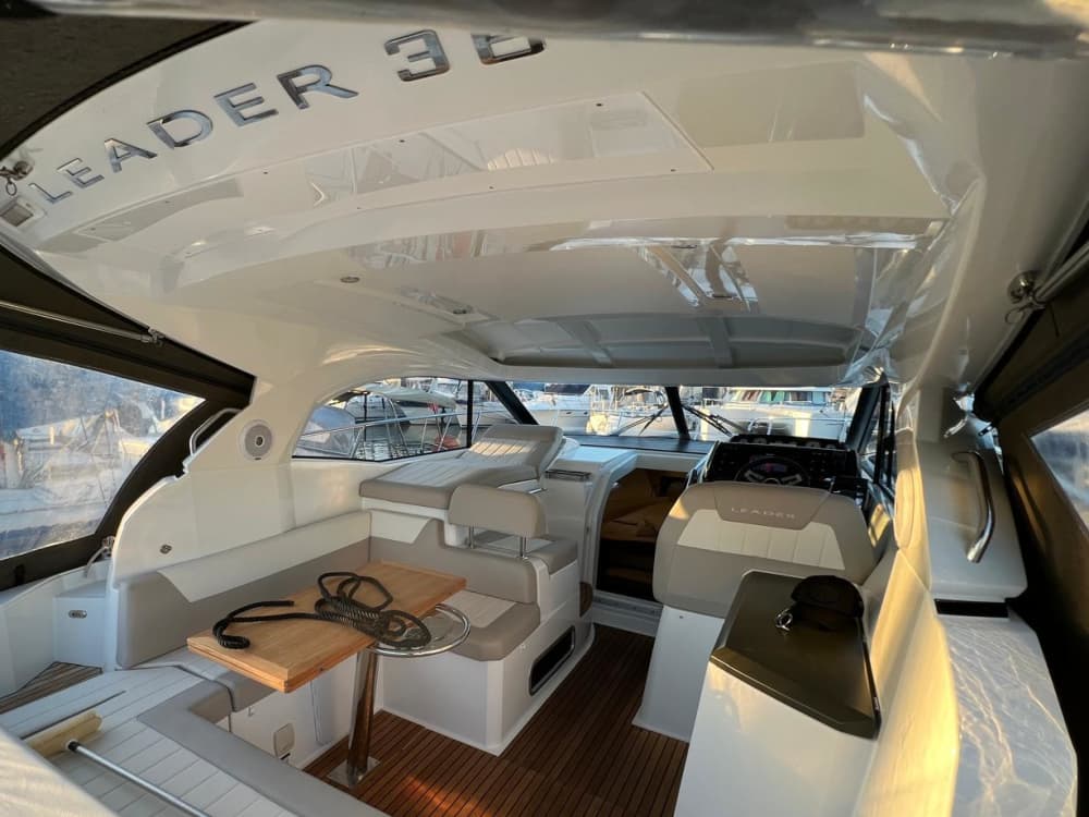 Alquila una lancha motora para 4 horas de diversión.