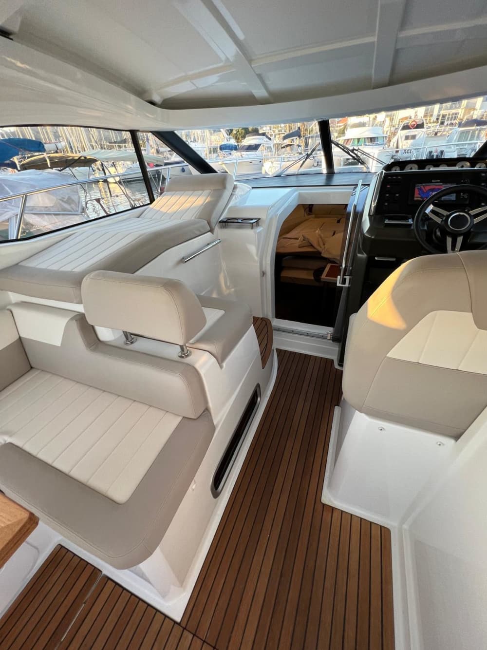 Alquila una lancha motora para 4 horas de diversión.