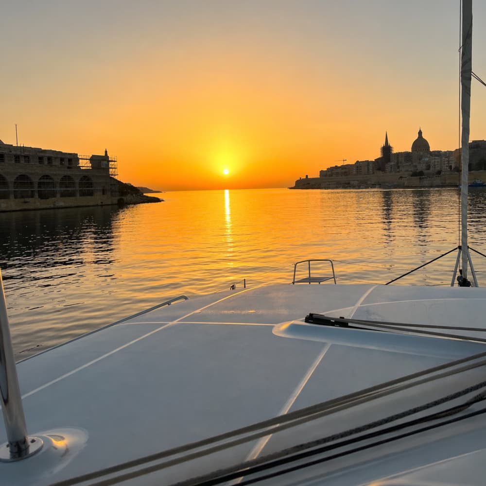 Crociera in catamarano al tramonto: viste mozzafiato sulla baia di St. Paul, La Valletta e tre città