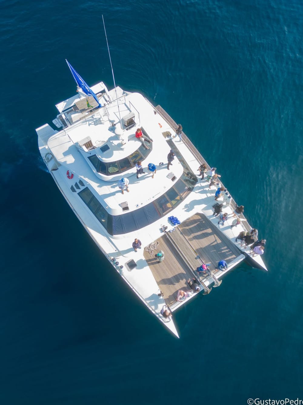 Um dia inteiro de magia em Ilhabela a bordo de um catamarã.