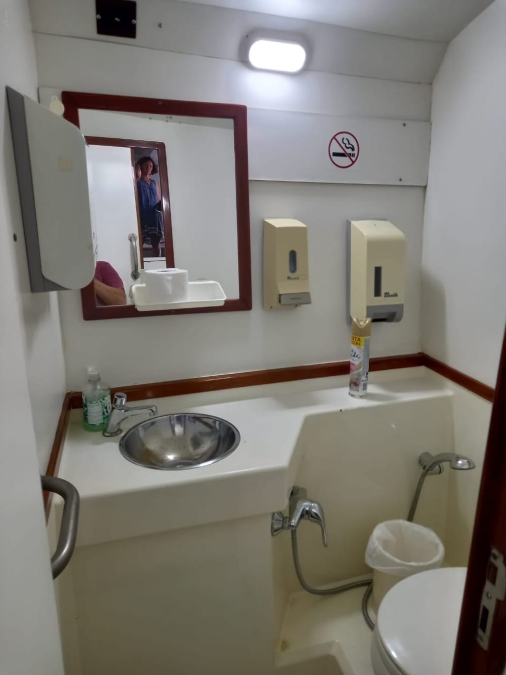 Um dia inteiro de magia em Ilhabela a bordo de um catamarã.