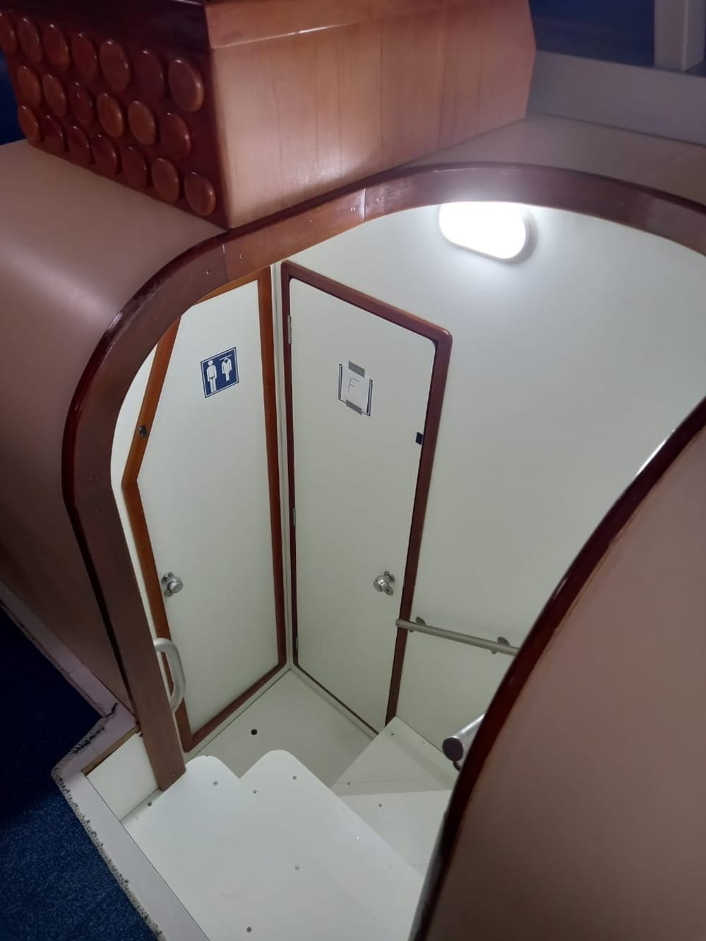 Um dia inteiro de magia em Ilhabela a bordo de um catamarã.