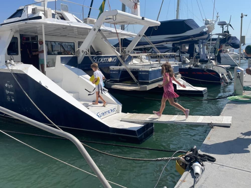 Um dia inteiro de magia em Ilhabela a bordo de um catamarã.