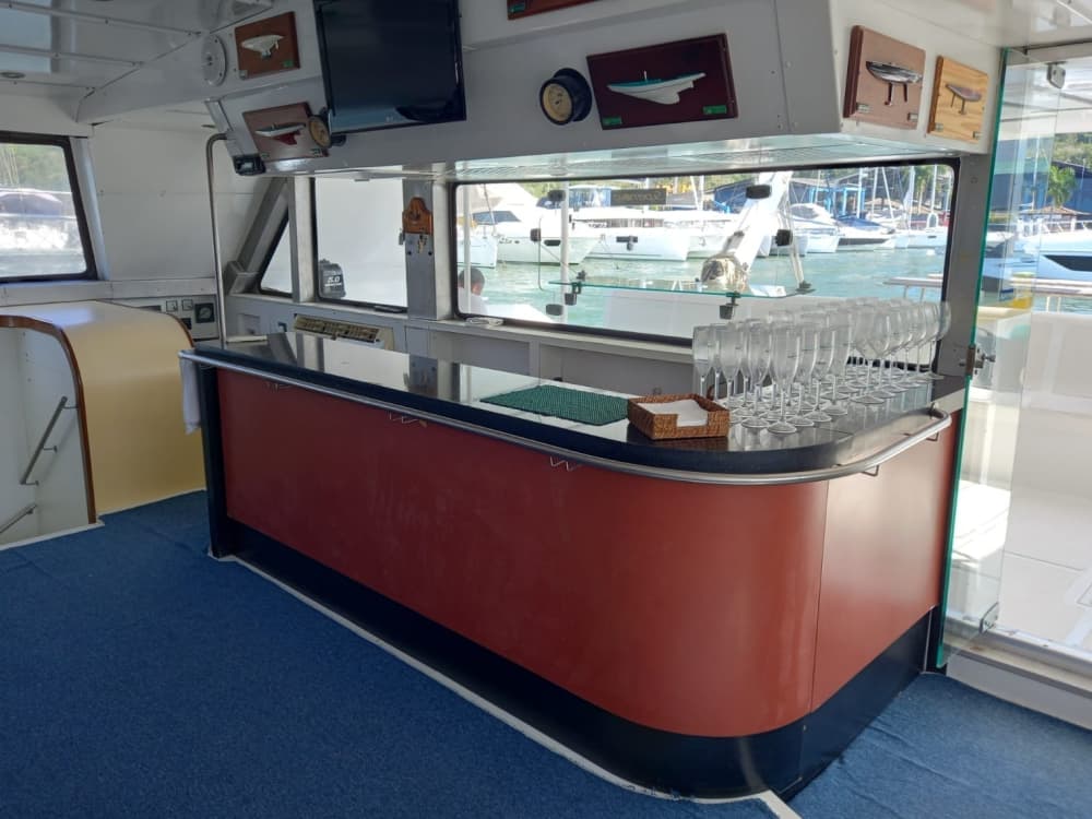 Um dia inteiro de magia em Ilhabela a bordo de um catamarã.