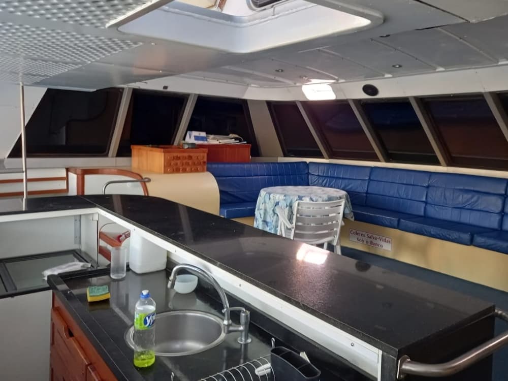 Um dia inteiro de magia em Ilhabela a bordo de um catamarã.