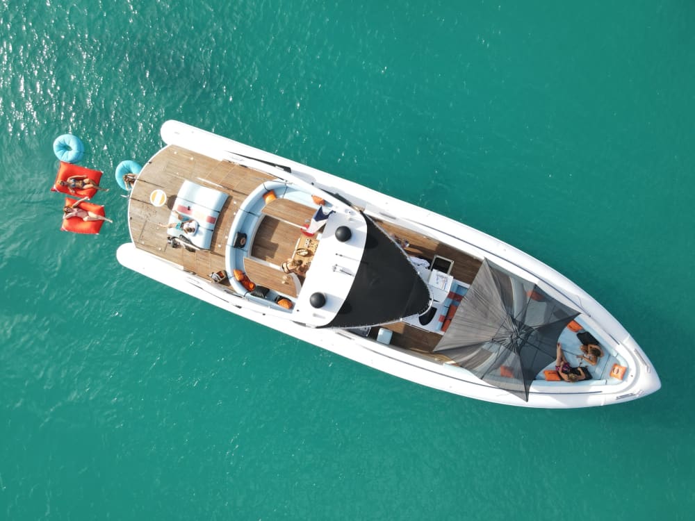 Détente à Saint-Barthélemy : 7 h 30 de soleil sur un yacht à moteur