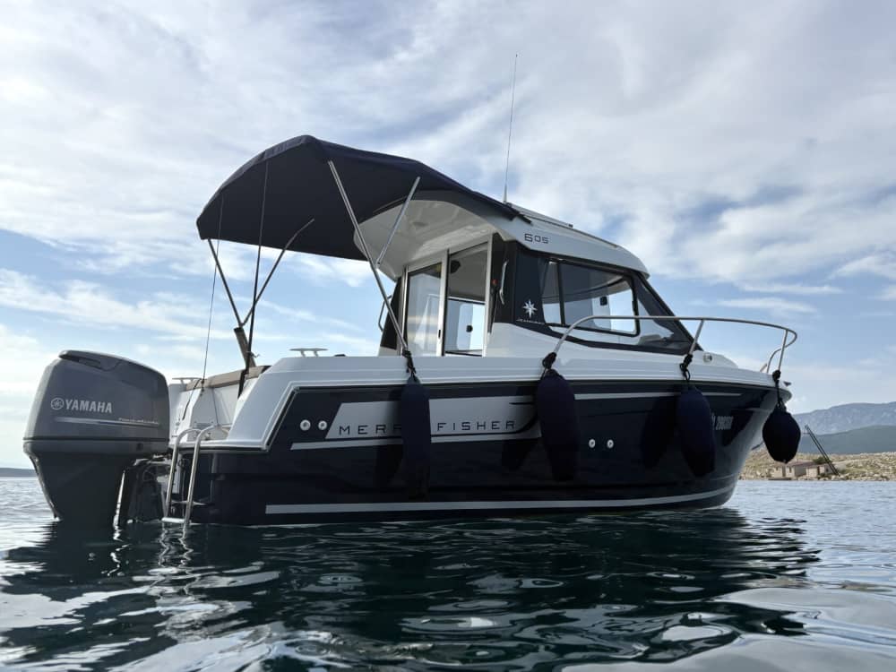 Verbringen Sie Ihren Tag an der Ostküste der Insel Krk: Mieten Sie ein Motorboot und genießen Sie einen ganzen Tag voller Erkundungen.