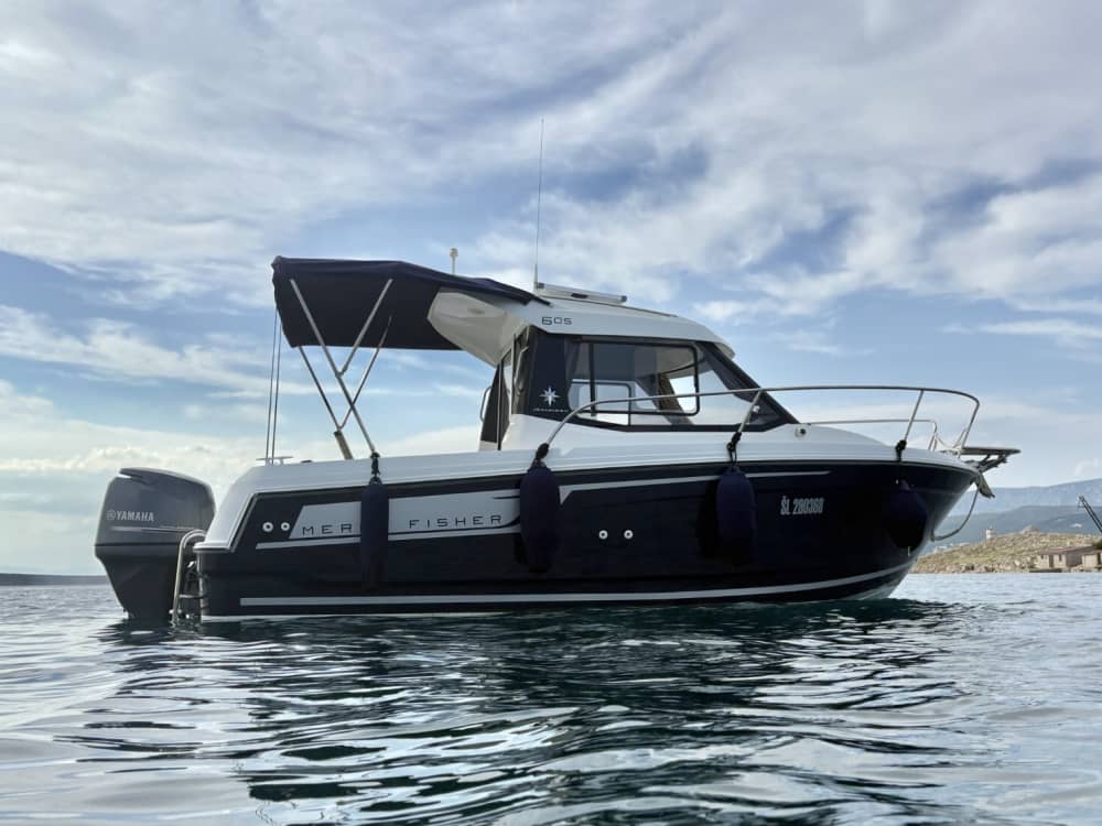 Verbringen Sie Ihren Tag an der Ostküste der Insel Krk: Mieten Sie ein Motorboot und genießen Sie einen ganzen Tag voller Erkundungen.