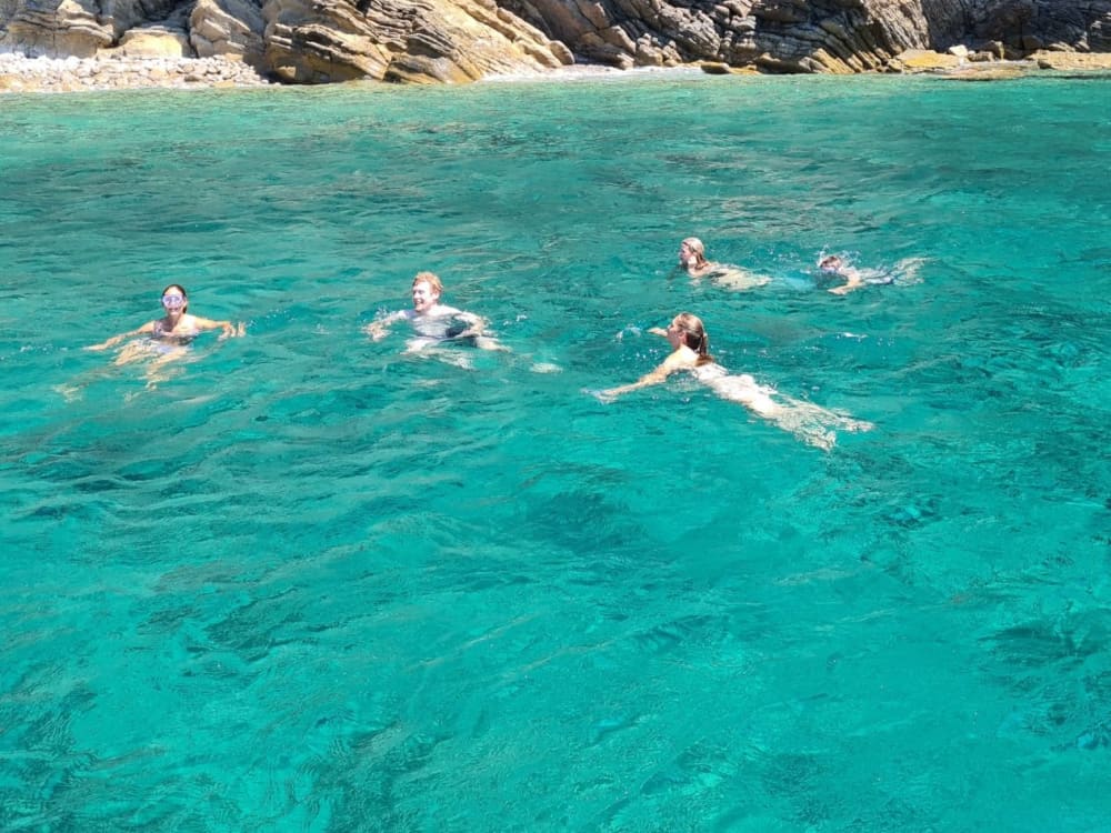 Half-day excursion by sea in Barcelona: sun, swimming and relaxation.
