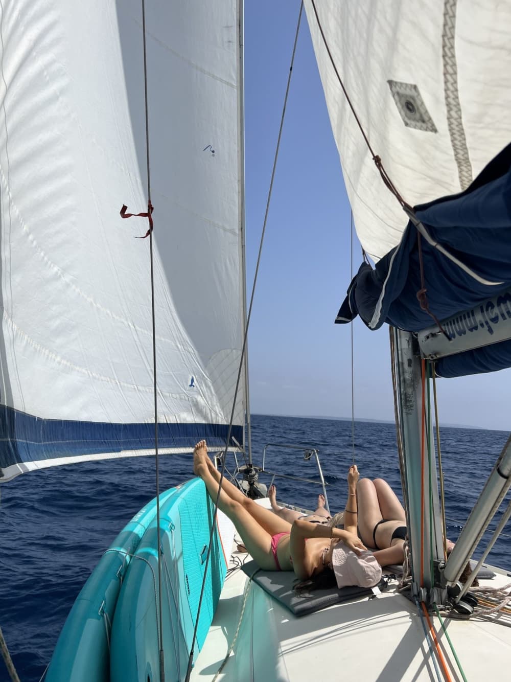 Half-day excursion by sea in Barcelona: sun, swimming and relaxation.