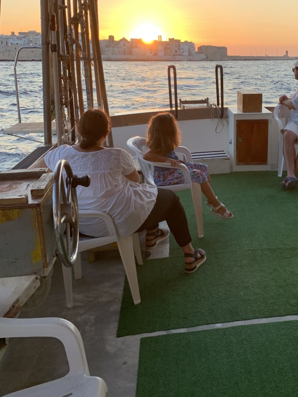 Desfrute de 9 horas em uma lancha para explorar Monopoli.