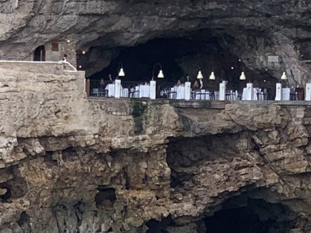 Desfrute de 9 horas em uma lancha para explorar Monopoli.