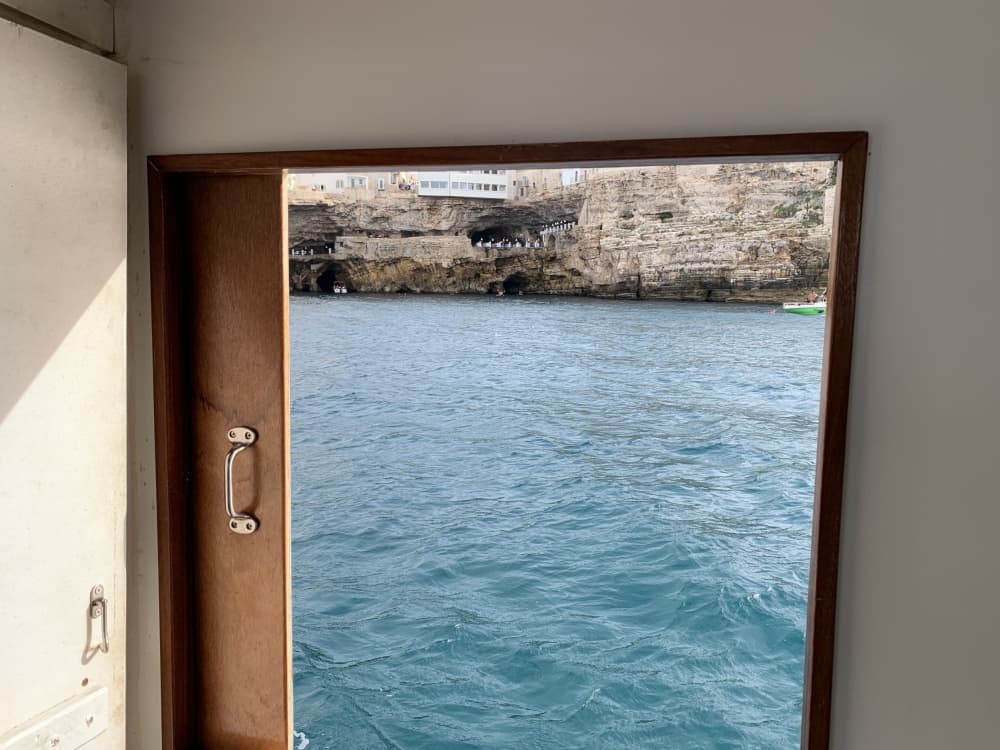 Desfrute de 9 horas em uma lancha para explorar Monopoli.