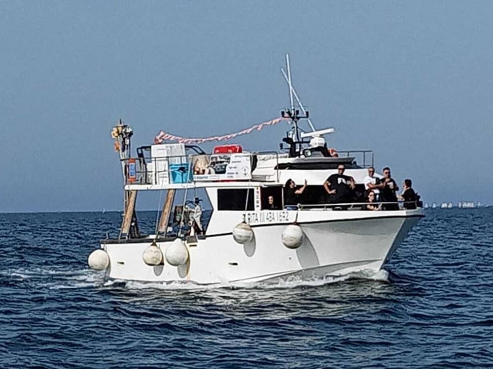 Desfrute de 9 horas em uma lancha para explorar Monopoli.