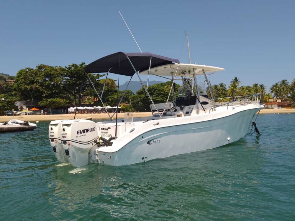 Desfrute de 8 horas em uma lancha para explorar Ilhabela.