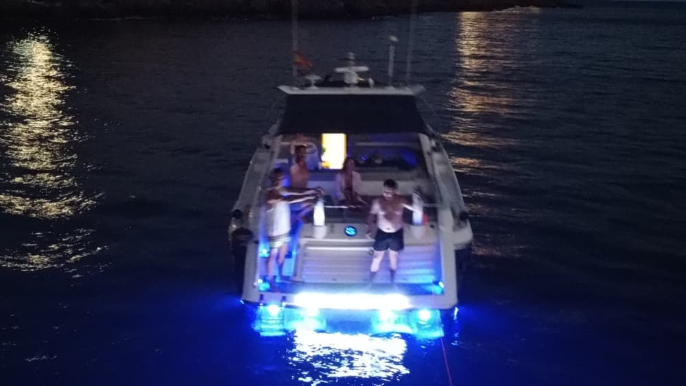 4 heures pour explorer Arona en bateau à moteur