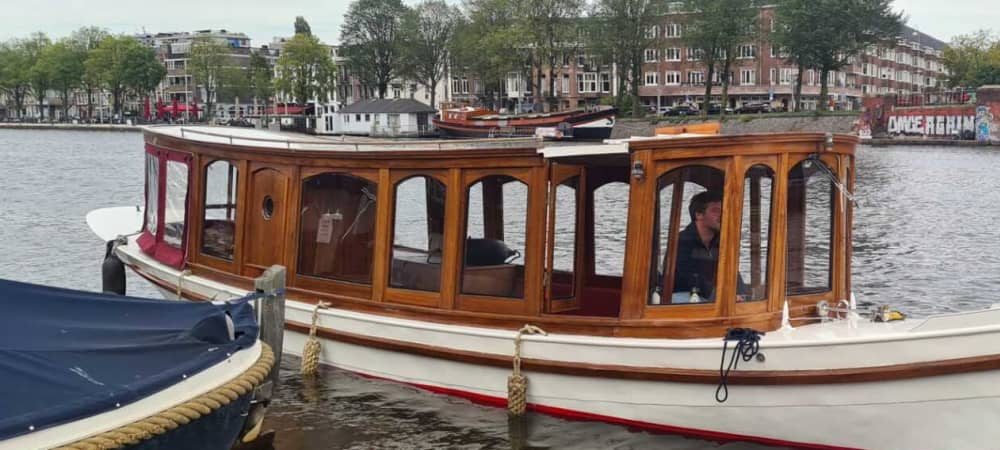 Paseo en barco privado de 2 horas por Ámsterdam: descubre la ciudad desde el agua con estilo