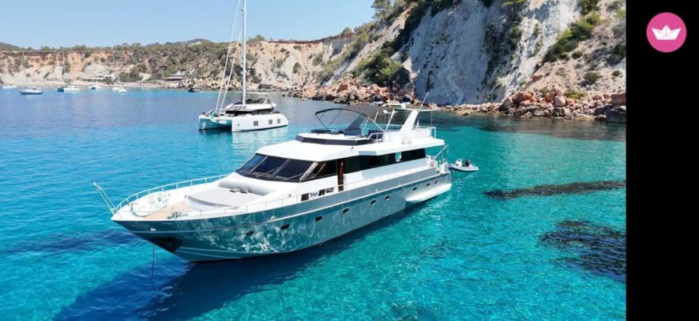 Descubra Tabarca en yate de lujo.