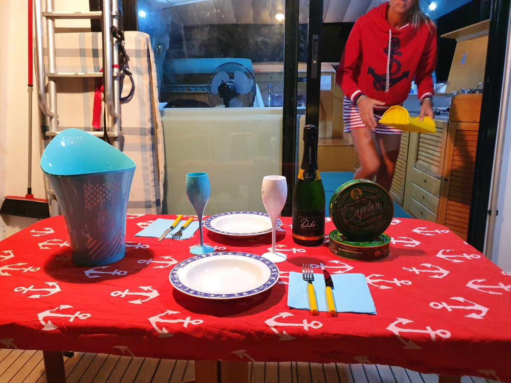 Njut av 7 timmar på en motorbåt för att utforska Angera