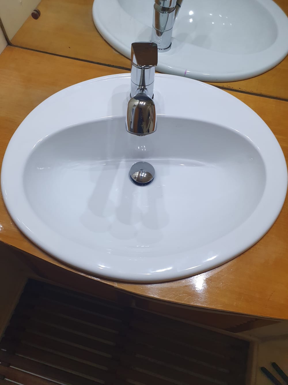 Njut av 7 timmar på en motorbåt för att utforska Angera