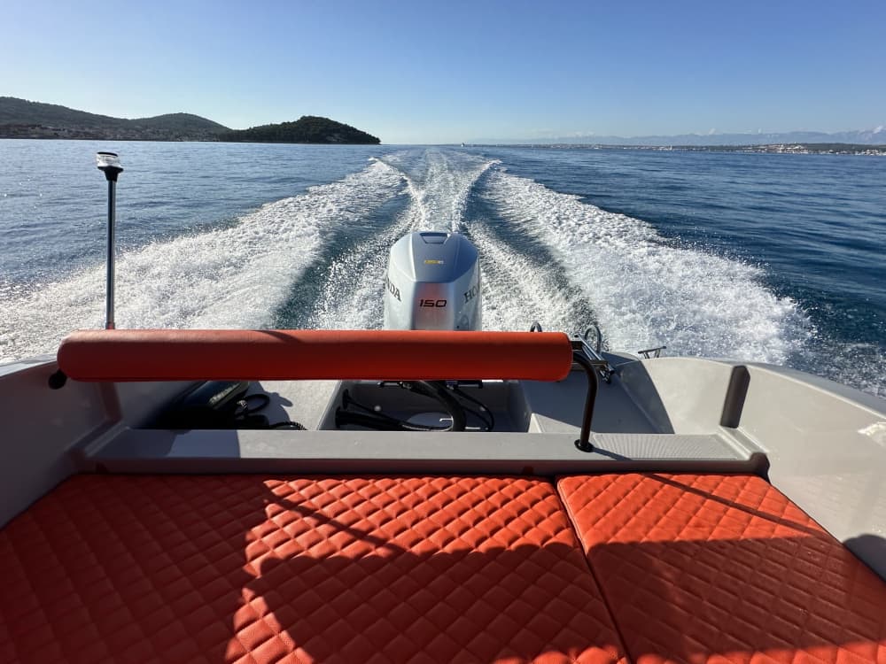 Explora Kukljica en barco: Un día completo en el agua a bordo de una lancha motora.