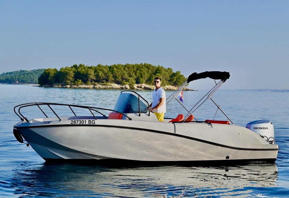 Explora Kukljica en barco: Un día completo en el agua a bordo de una lancha motora.