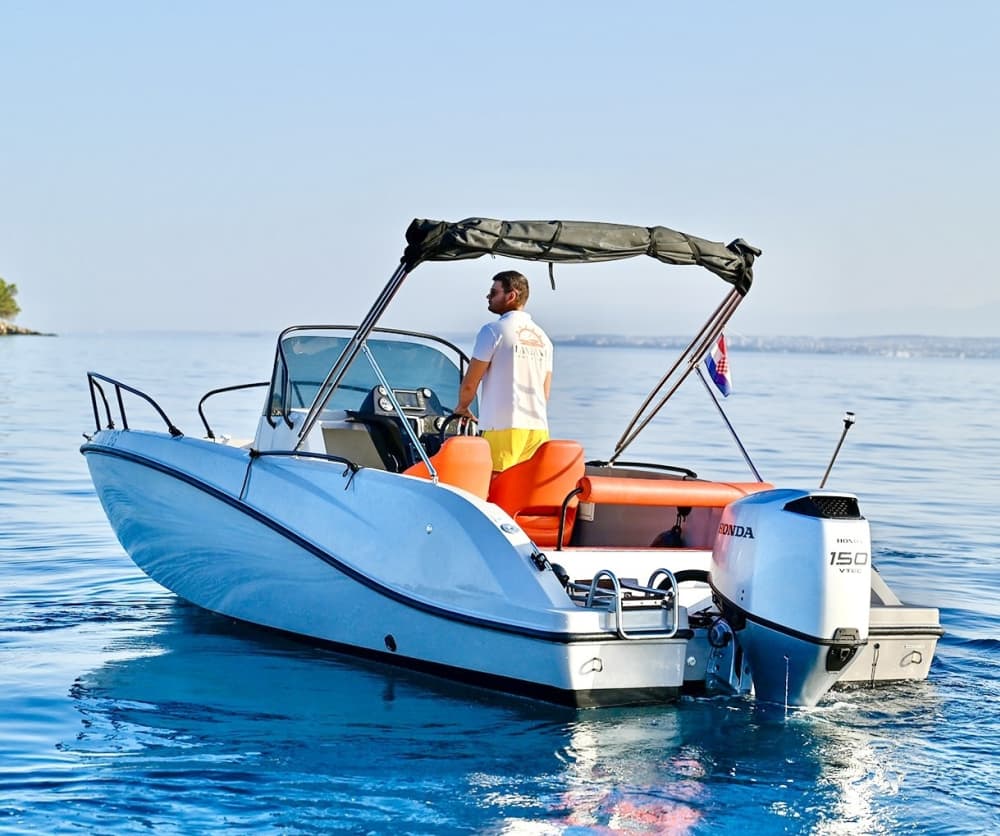 Explora Kukljica en barco: Un día completo en el agua a bordo de una lancha motora.