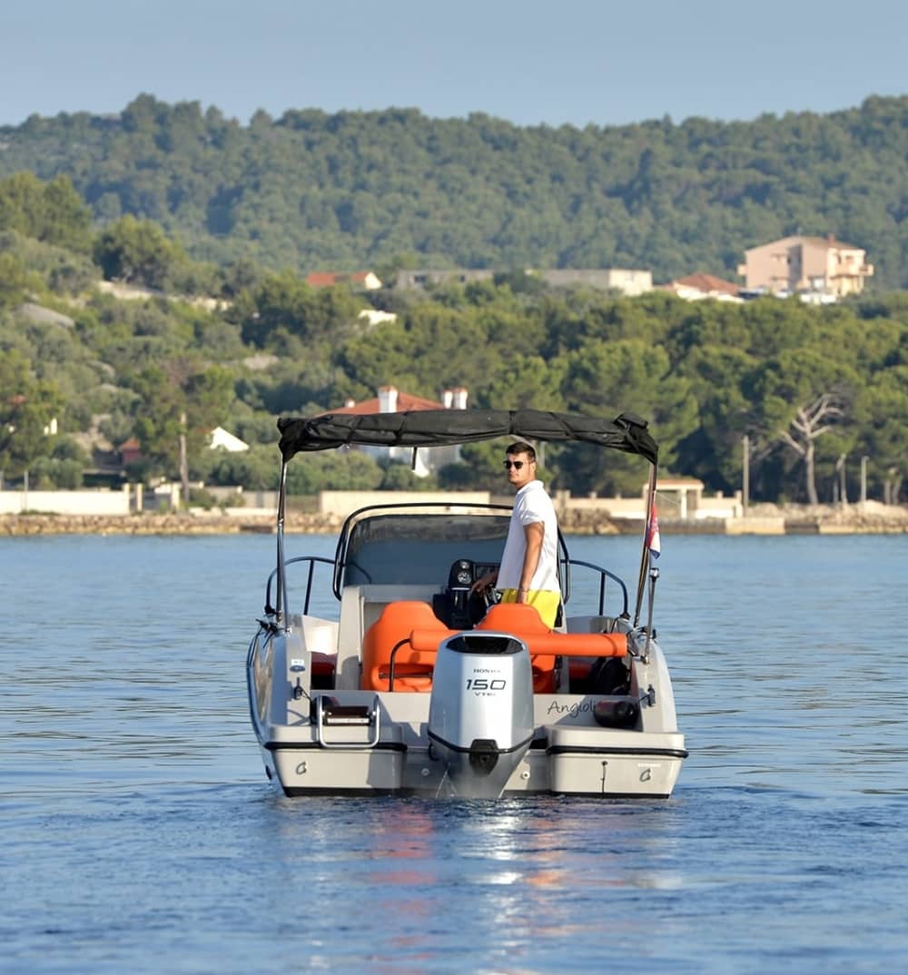 Explora Kukljica en barco: Un día completo en el agua a bordo de una lancha motora.