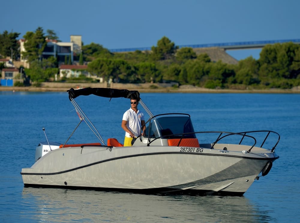 Explora Kukljica en barco: Un día completo en el agua a bordo de una lancha motora.
