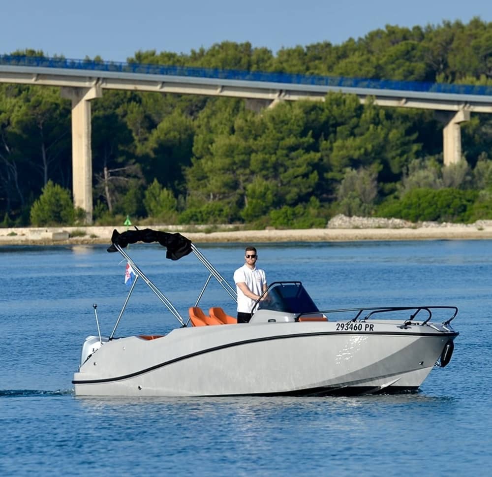 Ein Tag rund um Preko: Genießen Sie 9 Stunden Entdeckungstour mit dem Motorboot