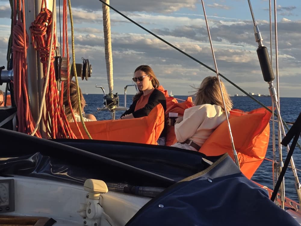 Fuga di 2 ore a Barcellona – Ampia barca a vela con bevande, cava e snack