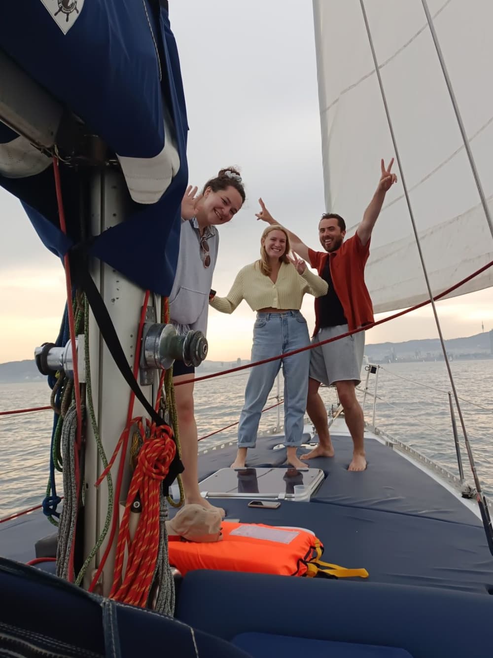 Fuga di 2 ore a Barcellona – Ampia barca a vela con bevande, cava e snack