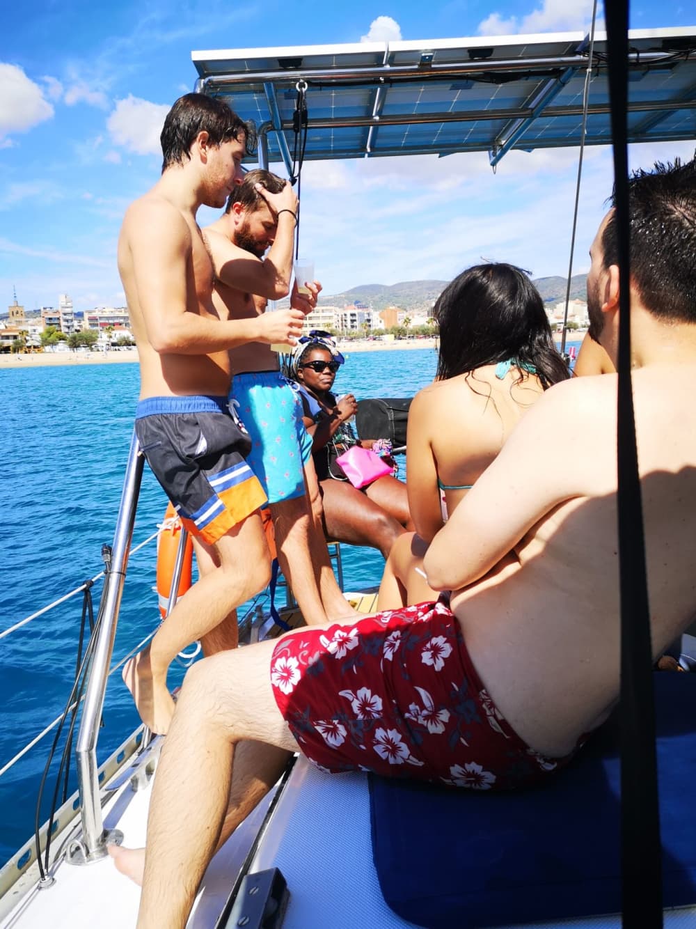 Fuga di 2 ore a Barcellona – Ampia barca a vela con bevande, cava e snack