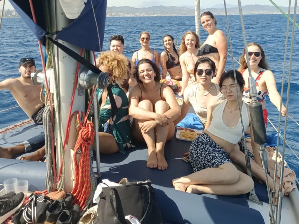 Fuga di 2 ore a Barcellona – Ampia barca a vela con bevande, cava e snack