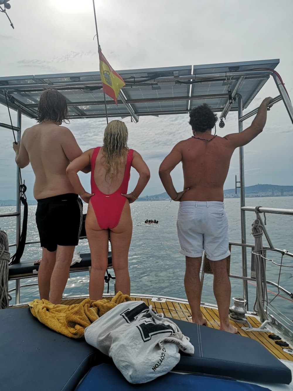 Fuga di 2 ore a Barcellona – Ampia barca a vela con bevande, cava e snack