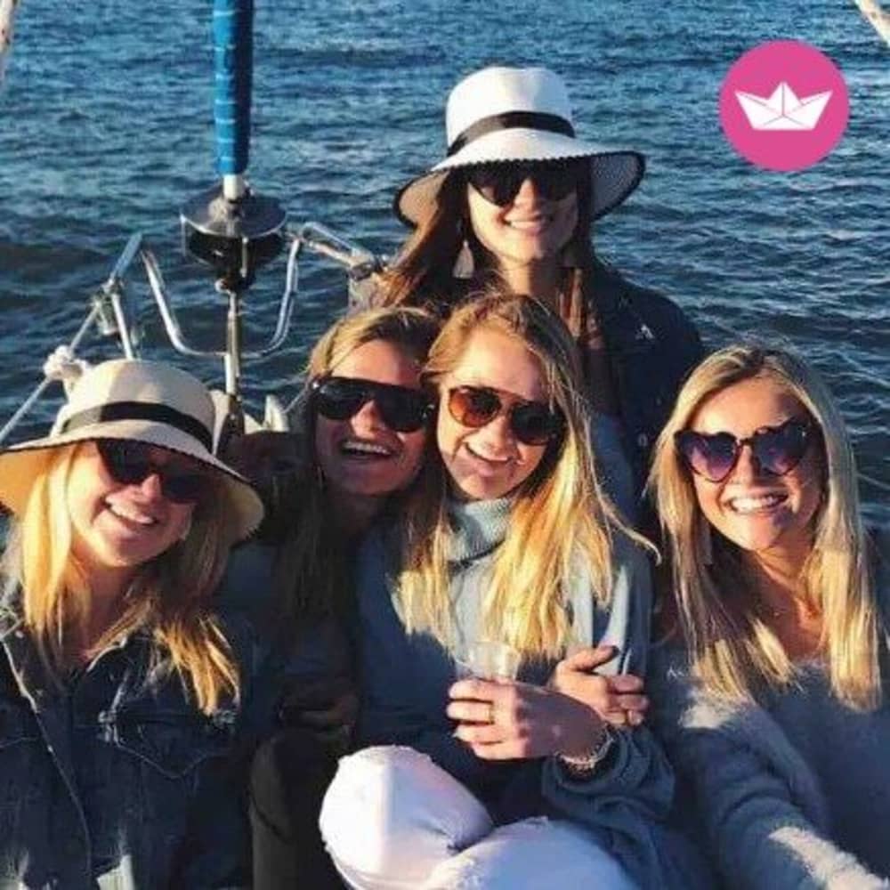 Fuga di 2 ore a Barcellona – Ampia barca a vela con bevande, cava e snack